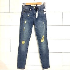 GAP BRAND NWT Gold Destructed Jeans 26 👖